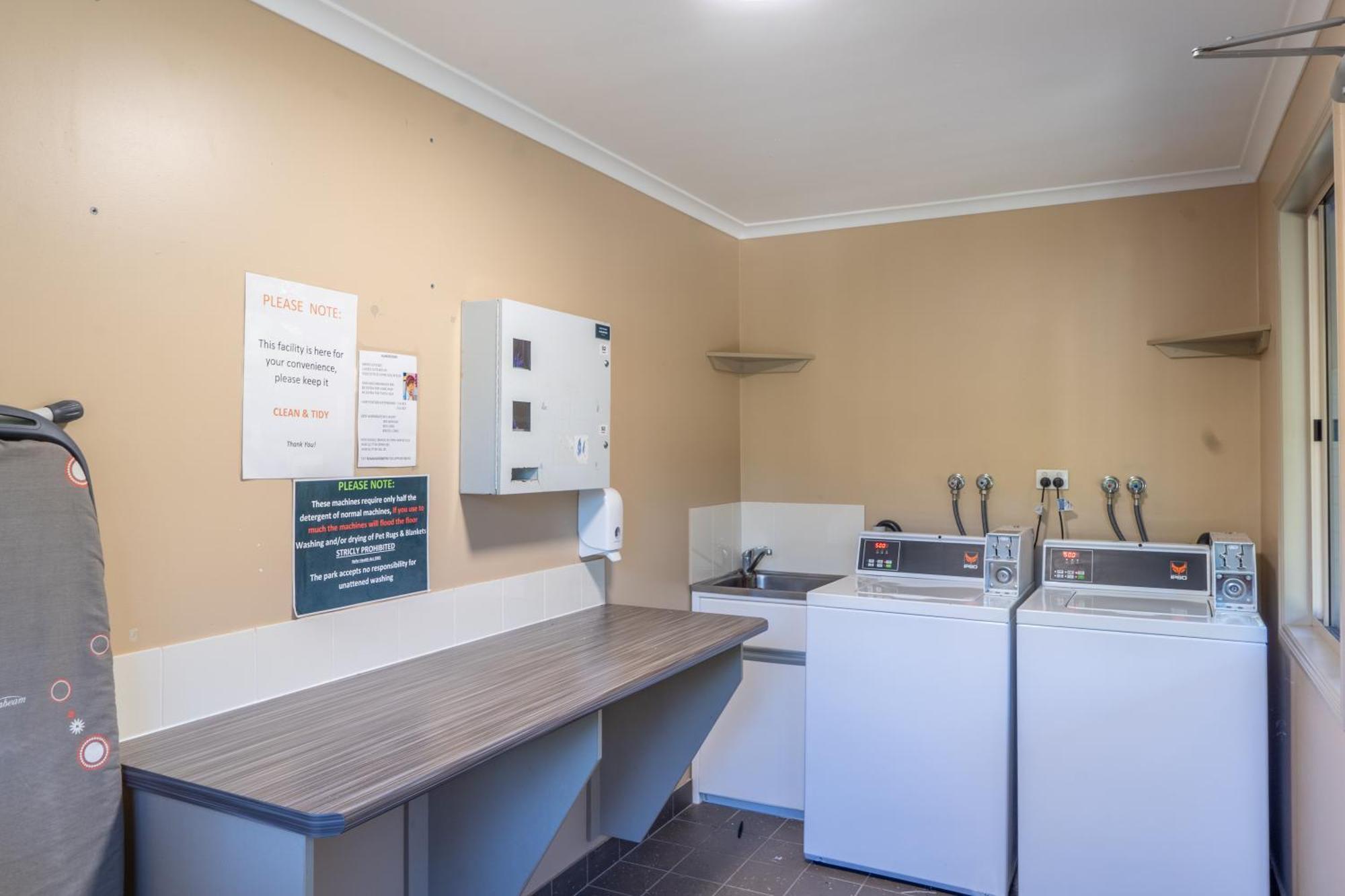 Landsborough Holiday Park ภายนอก รูปภาพ